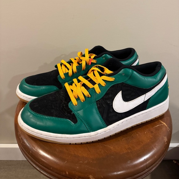 AIR JORDAN 1 LOW SE
"HOLIDAY SPECIAL - MALACHITE GREEN" - Picture 4 of 14